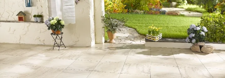 Gepflasterte Terrasse mit Gartenblick